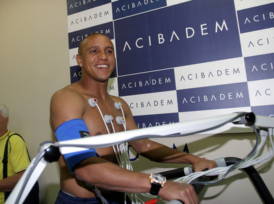 ロベルト・カルロス 入団会見を前にメディカルチェックを受ける