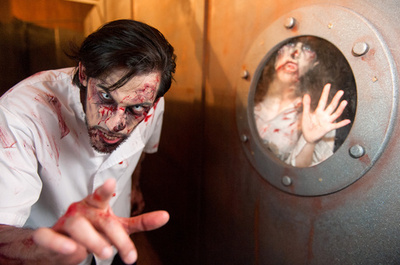 スペインのテーマパークでハロウィーンのゾンビ企画