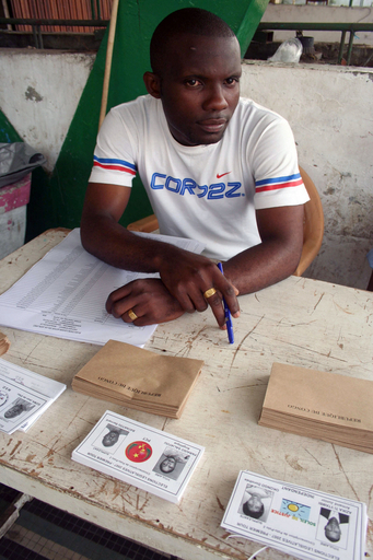 遅延を伴いながら議会選挙の第1回投票開始