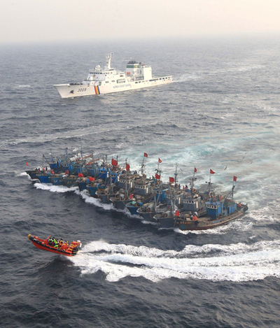 違法操業の中国漁船団、合体して取り締まりに対抗