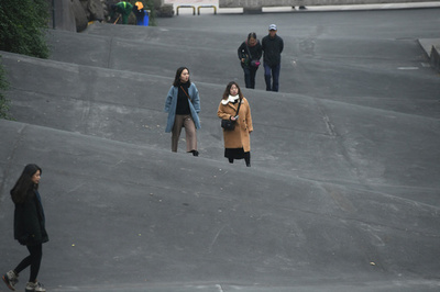 波打つ道路　中国・重慶の大学
