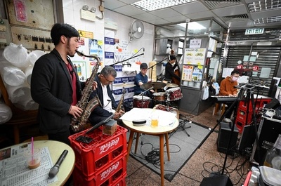 ジャズバンドの新舞台 「麺料理店」で生まれるスイング 香港