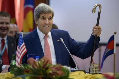 脚骨折したケリー米国務長官、ケネディ家に伝わる「ステッキ」を借りる