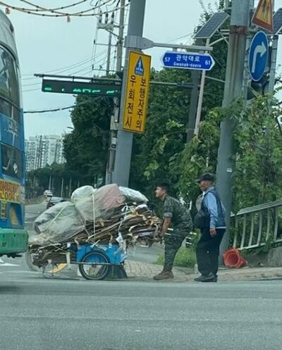 猛暑の中「古紙リヤカー」引く高齢者を助けた韓国海兵隊員…「温かい！」の声