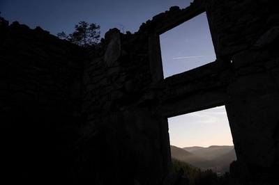 【今日の1枚】峠の廃屋から望む飛行機雲 フランス