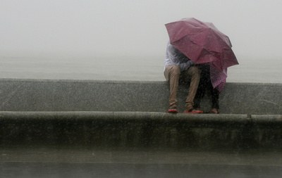 インドの村が「公共の場でのキス」を禁止