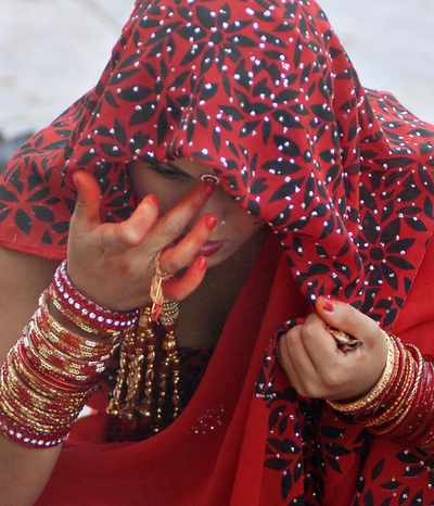 ヒンズー教の女性の祭日「リシ・パンチャミ」、川で祈りささげる信者ら