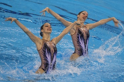 三つ子の2姉妹、シンクロ銀メダルを重体のチームメートにささげる