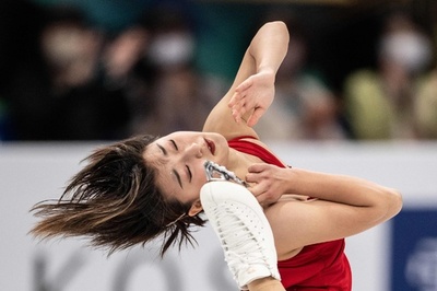 Japan's Sakamoto survives wobble to retain world skating title