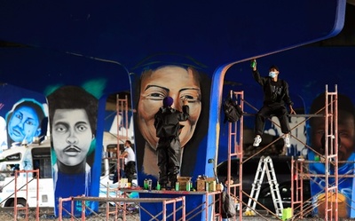 【今日の1枚】暴力に対抗、哀悼の思いをグラフィティで