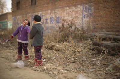 中国の「留守児童」900万人に、定義変更で大幅減少 民生部