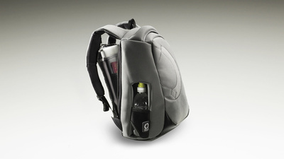 ファスナーを背面に シンプルな工夫光るリュックが人気集める