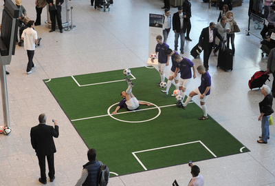 欧州CL決勝ぜひ見てね！英ヒースロー空港に緑の芝生