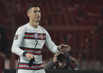 ロナウドが投げた腕章が競売に 難病の赤ちゃんを支援