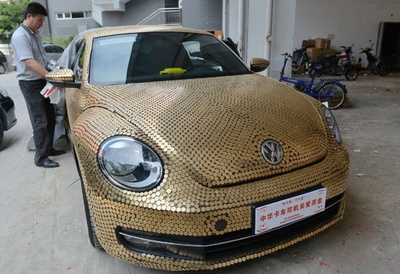 硬貨約2万枚で覆われた車、中国・福建省で展示