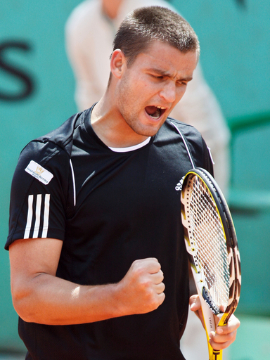 ユーズニー ベッカーを下し全仏2回戦へ進出