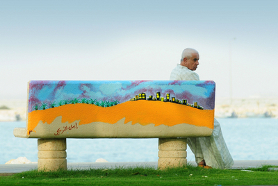 サウジアラビアの海辺に少女たちのアートベンチ