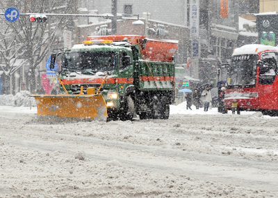 韓国でも大雪、4時間で17センチ 閣僚も閣議に遅刻