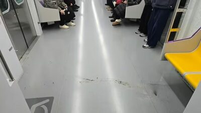 ソウル地下鉄で携帯電話を爆発させる…スコップ持った60代男性、乗客が制圧