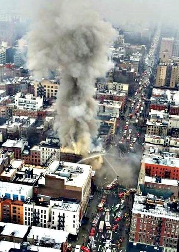 NYでビル爆発、火災発生 19人負傷 ガス工事が原因か