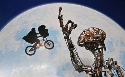 『E.T.』のロボットや自転車、競売へ
