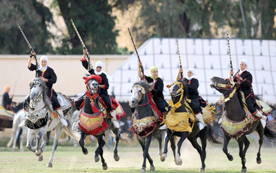 勇壮な女性の騎馬行進、誕生1200年を祝うモロッコ古都フェズで