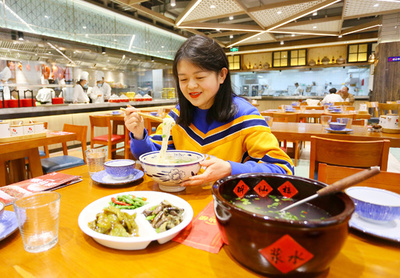 酸っぱさとニオイにやみつき！ 暑さ和らげる「漿水麺」 中国・蘭州