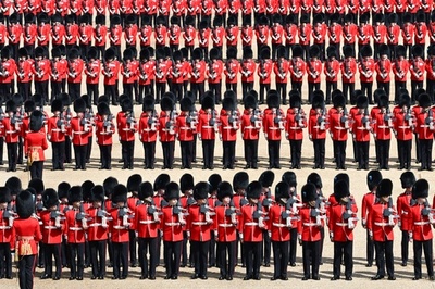 【今日の1枚】赤黒のストライプは衛兵の隊列