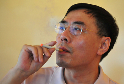 タバコと同じ香りや感覚、電池式の「電子タバコ」