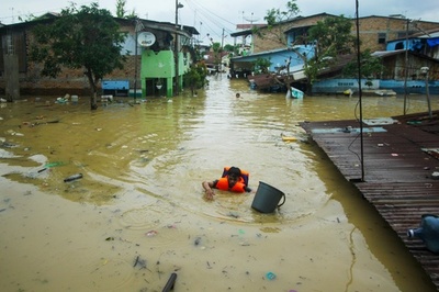 インドネシア・スマトラ島で洪水、前夜からの豪雨で