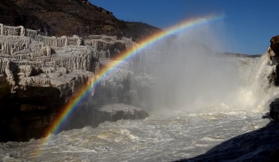滝、氷、虹の冬景色　中国・山西省 黄河壺口瀑布