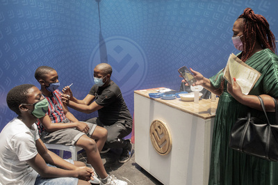 コロナ流行、今年半ばに「急性期」収束も WHO