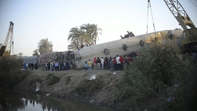 動画:エジプト列車事故 死者19人、負傷者185人に