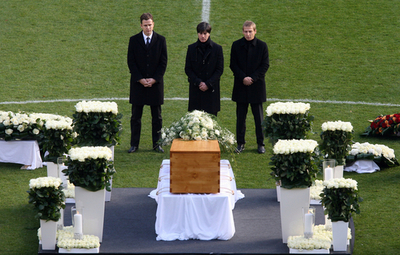 エンケの追悼式 選手やファンが最後の別れ
