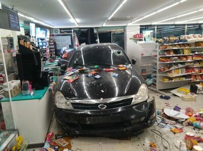 泥酔して車でコンビニに突っ込んだ韓国30代…この店の身内だった