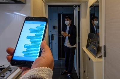 高機能マスク、アジア各国で登場 8か国語翻訳やバイタル測定も