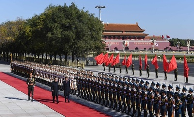 中国訪問中の安倍首相、歓迎式典で儀仗兵を閲兵