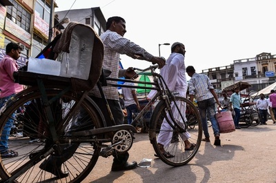 暑さに負けず伝統守る インドの氷売り「アイスマン」