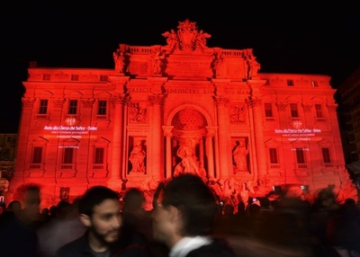 トレビの泉、赤にライトアップ 迫害のキリスト教徒を追悼