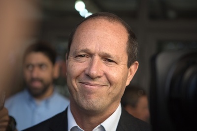 エルサレム市長、ユダヤ人刺したパレスチナ少年を取り押さえる