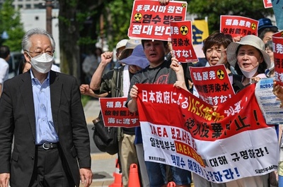 「汚染水を海に捨てるな」 韓国人活動家ら、日本外務省前で抗議