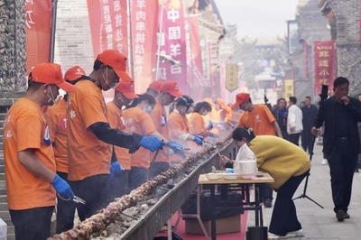 全長256メートル！  1トンの羊肉を使った世界最長串焼き=中国