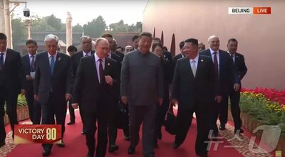 北朝鮮・金正恩総書記、黒いスーツで閲兵式に登場…「正常国家の指導者」演出か