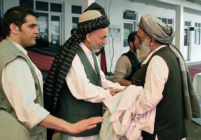 アフガニスタン大統領、多国籍軍空爆で民間人死亡の村を慰問