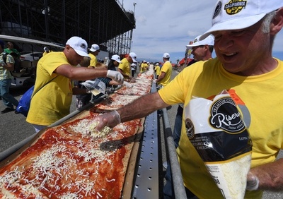 「世界一長いピザ」でギネス記録 カリフォルニア