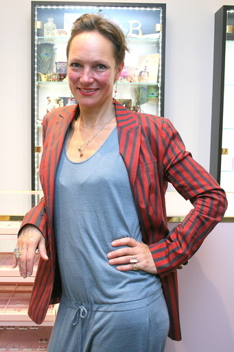 ＜ファッション業界の人々＞カジュアルなスタイルにジュエリーを重ね付け