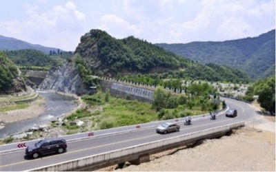 山紫水明を活かす、アスファルト道路とともに通じた貧困脱却の道