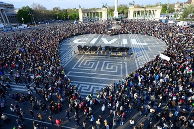 人文字でつくる巨大ハート、ハンガリー首都でまた反政府デモ