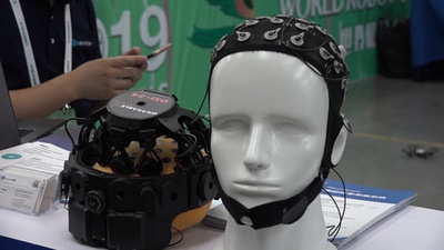 「脳波タイピング競争」で新記録、スマホの手入力を上回る