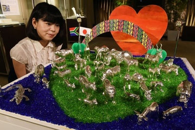 3億円の「プラチナ動物園」、都内で展示